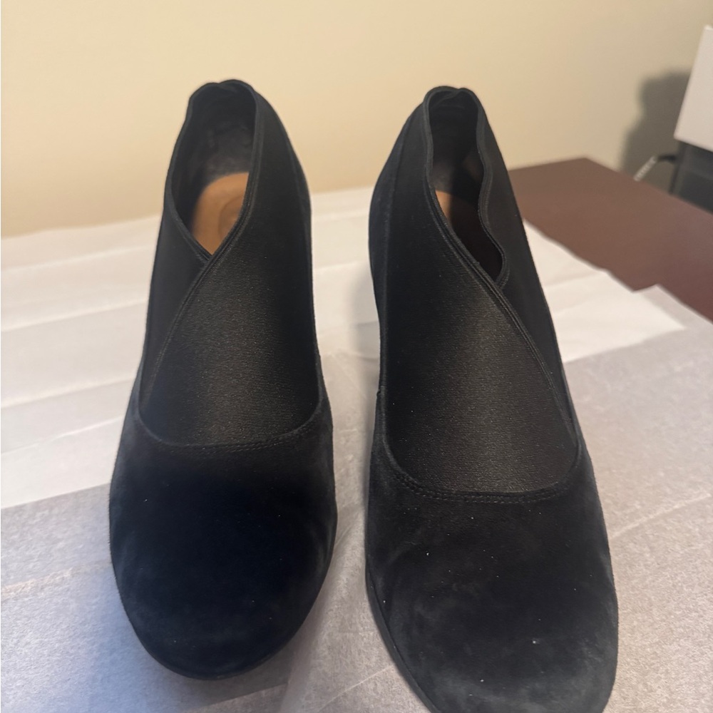 Clark’s Black Suede Heeled 3.5’ heel with V-Cut Design